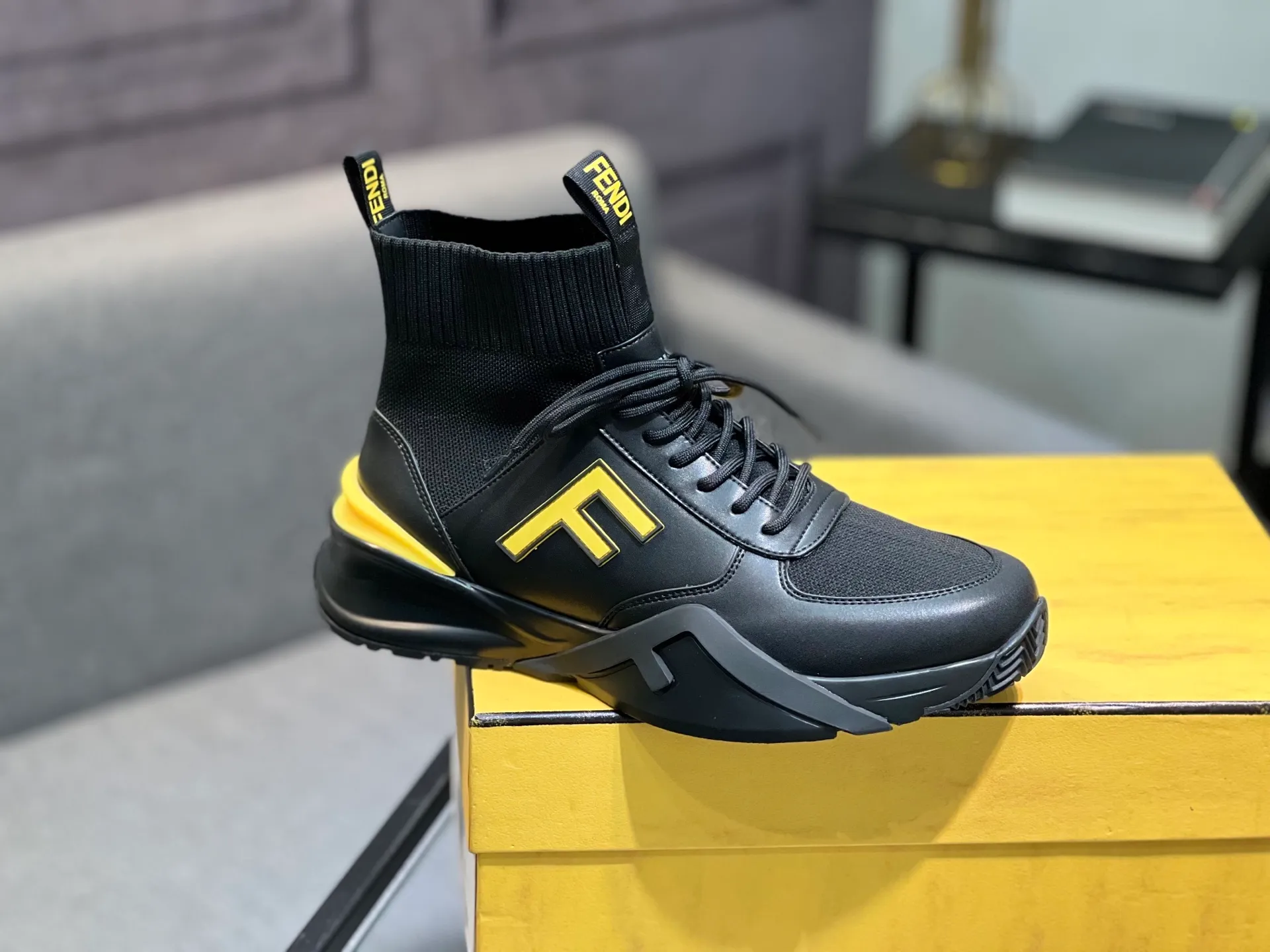 Men's shoes 💰580 FENDI men's fashion casual shoes 👟Hot sale🔥Official website 1:1 replica ⬆️Original quality - Original leather - Original breathable mesh lining Original outsole 1:1 replica, code number 38-44 (45-46 customized)
